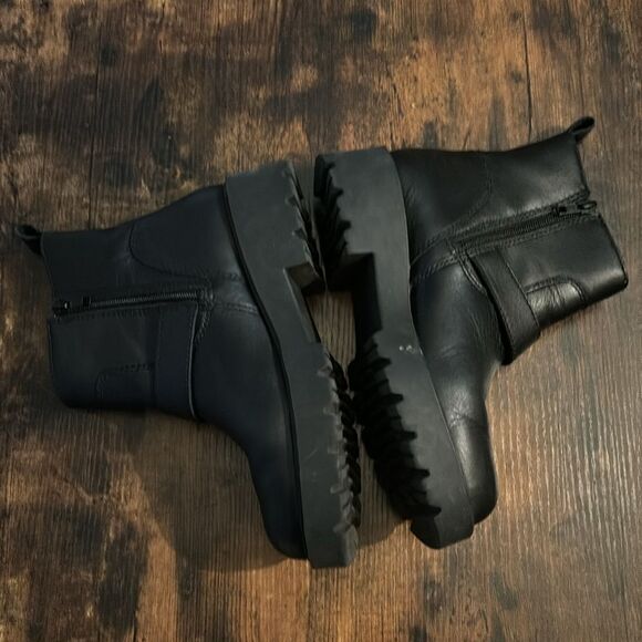 UGG Saoirse Leather Booties in Black Size 8 / Like New - Picture 10 of 13